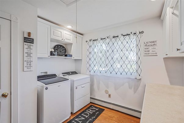 Interior, Recessed Lighting, Washer, Wood Texture Flooring