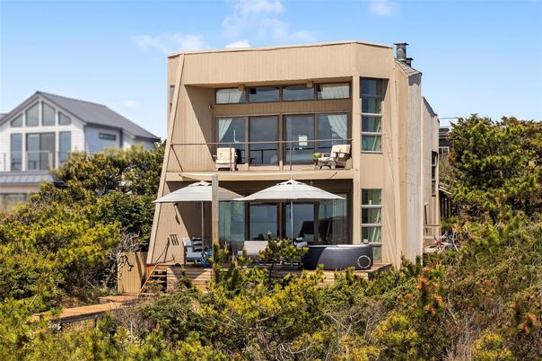 Exterior, Facade, Modern