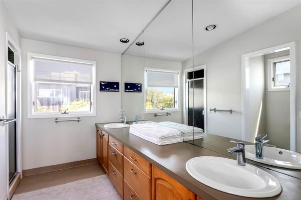 Bathroom, Dual Sink Vanities, Interior, Recessed Lighting
