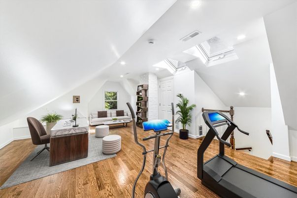 Fitness Equipment, Interior, Living room, Recessed Lighting, Wood Texture Flooring