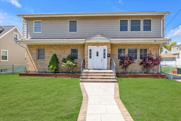Exterior, Facade, Brick Facade, American Foursquare