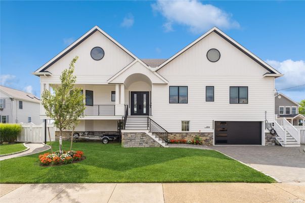 Attached, Exterior, Facade, Farmhouse