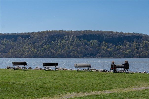 Exterior, Lake
