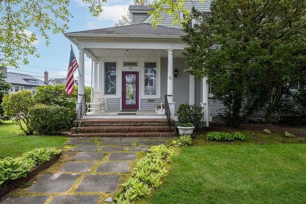 Exterior, Facade, American Foursquare