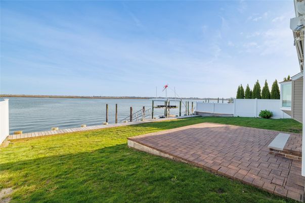 Exterior, Lake