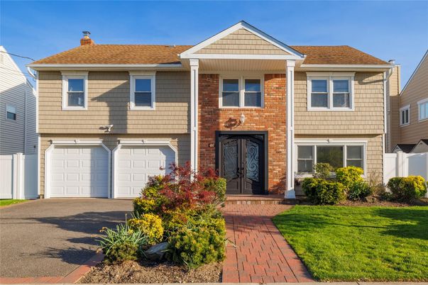 Attached, Exterior, Facade, Brick Facade, Raised Ranch