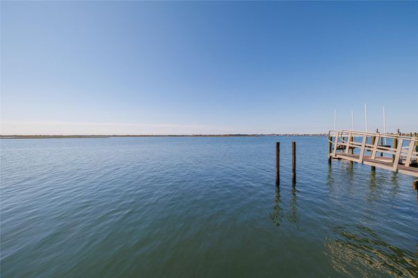 Exterior, Lake