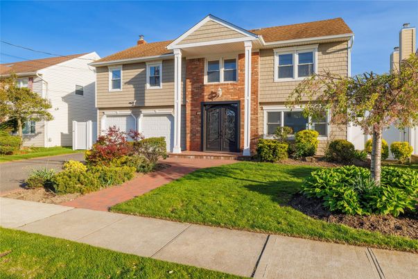 Attached, Exterior, Facade, Brick Facade, Raised Ranch