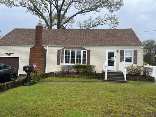 Attached, Exterior, Facade, Cape Cod