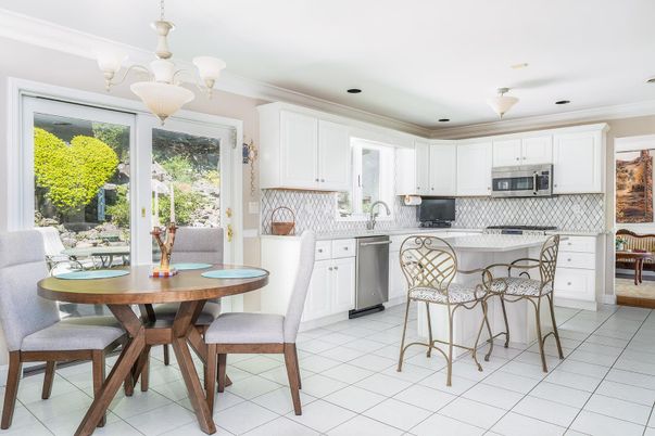 Chandelier, Dining room, Interior, Kitchen, Recessed Lighting, Stainless Steel Appliances