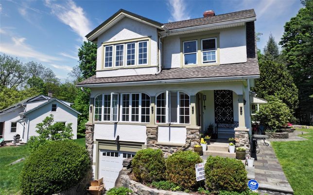 Attached, Exterior, Facade, Queen Anne Victorian