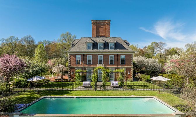 Exterior, Facade, Brick Facade, Pool, Georgian