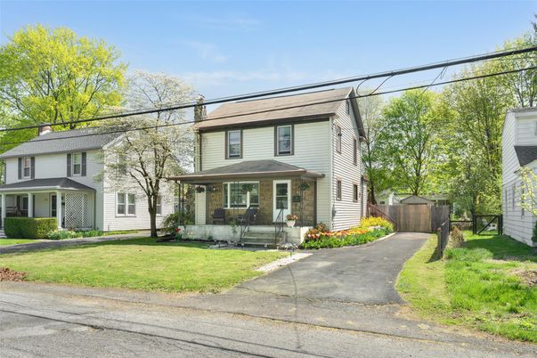 Exterior, Facade, American Foursquare