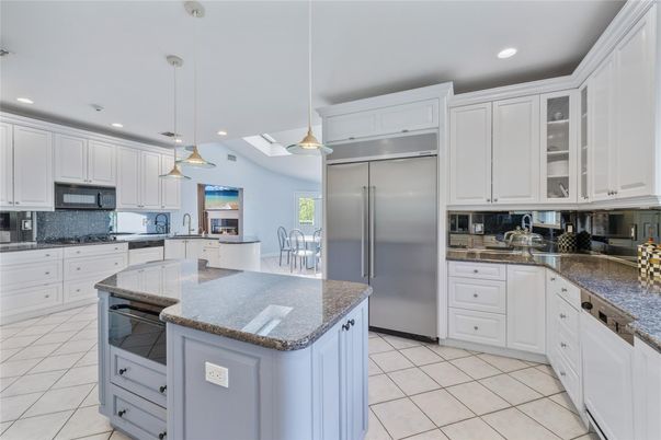 Dining room, Interior, Kitchen, Pendant Lights, Recessed Lighting, Stainless Steel Appliances