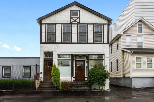 Exterior, Facade, Rowhouse