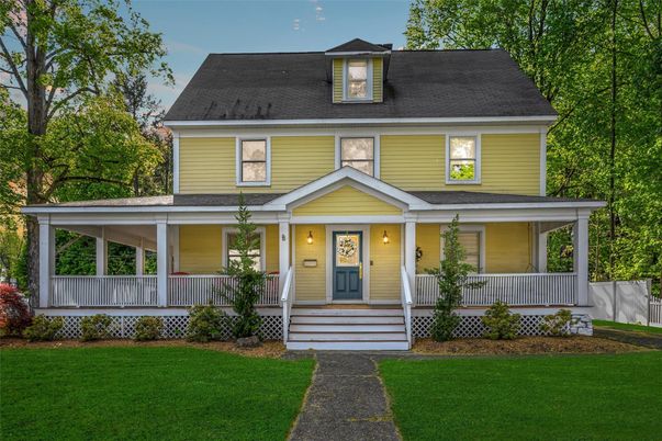 Exterior, Facade, American Foursquare