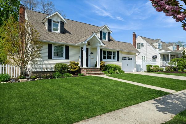 Attached, Exterior, Facade, Cape Cod