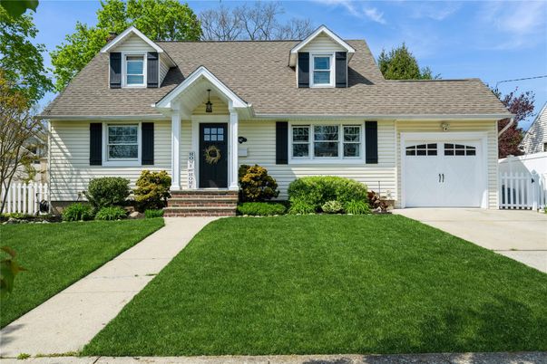 Attached, Exterior, Facade, Cape Cod