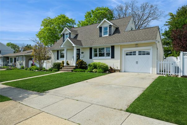 Attached, Exterior, Facade, Cape Cod