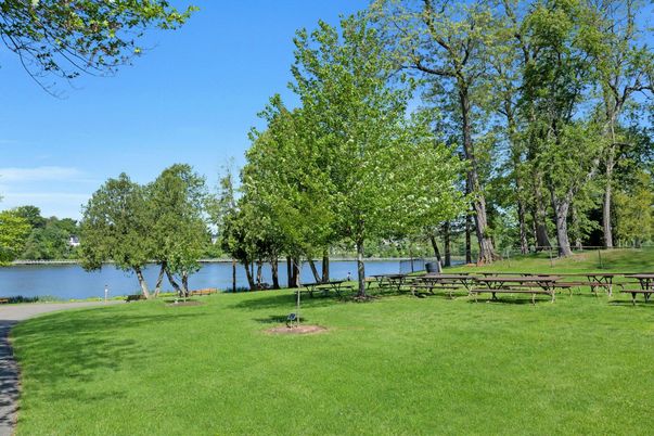 Exterior, Lake