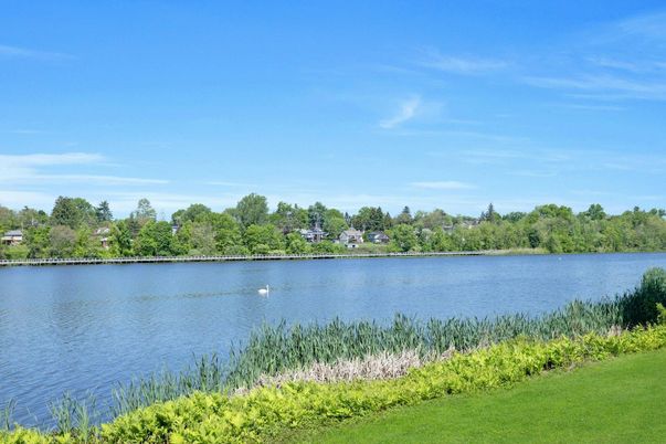 Exterior, Lake