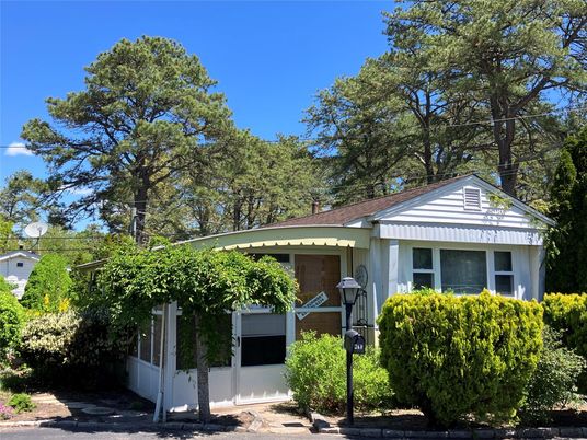 Exterior, Facade, Ranch