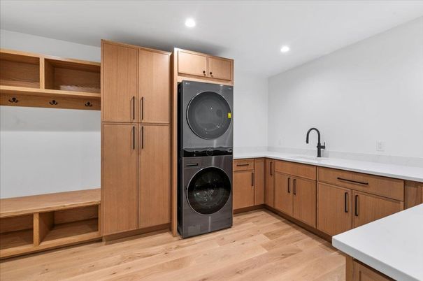 Interior, Recessed Lighting, Washer, Wood Texture Flooring