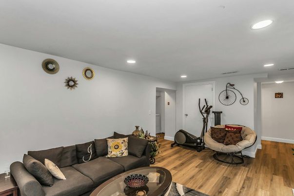 Fitness Equipment, Interior, Living room, Recessed Lighting, Wood Texture Flooring