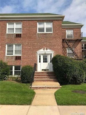 Exterior, Facade, Brick Facade, Georgian