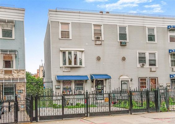 Exterior, Facade, Rowhouse