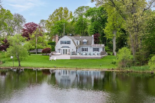Exterior, Lake