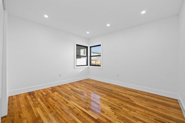 Empty room, Interior, Recessed Lighting, Wood Texture Flooring