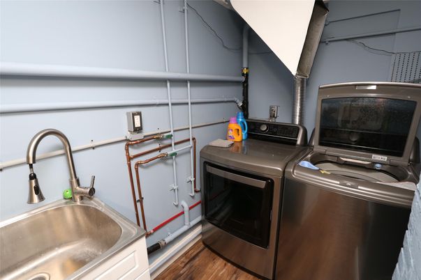 Interior, Washer, Wood Texture Flooring