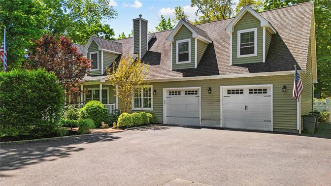 Attached, Exterior, Facade, Cape Cod