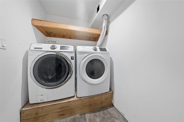 Interior, Washer, Wood Texture Flooring