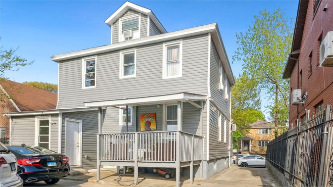 Exterior, Facade, American Foursquare