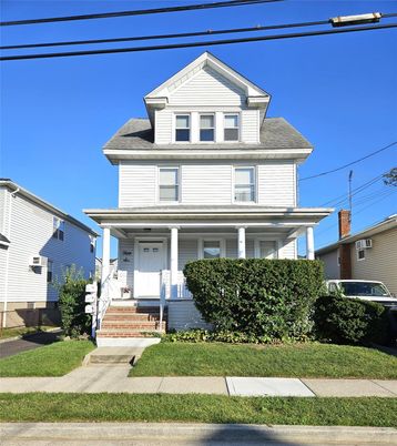 Exterior, Facade, American Foursquare