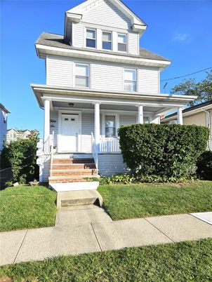Exterior, Facade, Queen Anne Victorian