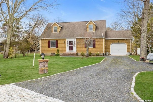 Attached, Exterior, Facade, Cape Cod