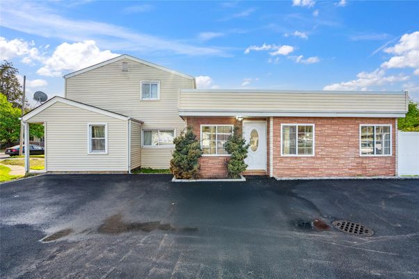Exterior, Facade, Ranch