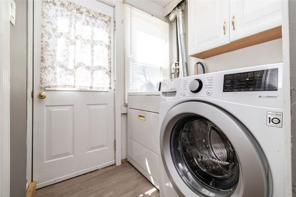 Interior, Utility Closets, Washer, Wood Texture Flooring