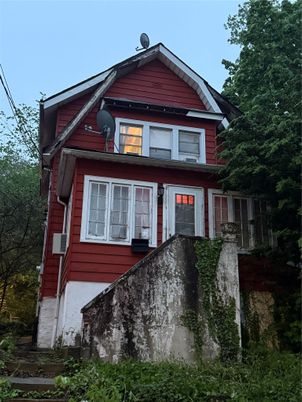 Exterior, Facade, Queen Anne Victorian