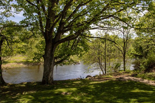 Exterior, Lake