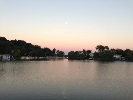 Exterior, Lake