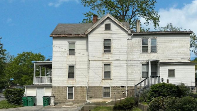 Exterior, Facade, Rowhouse