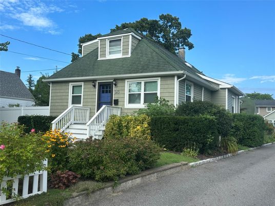 Exterior, Facade, Cape Cod