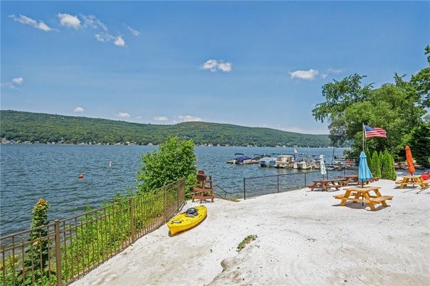 Exterior, Lake