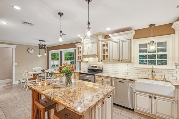 Dining room, Interior, Kitchen, Pendant Lights, Recessed Lighting, Stainless Steel Appliances