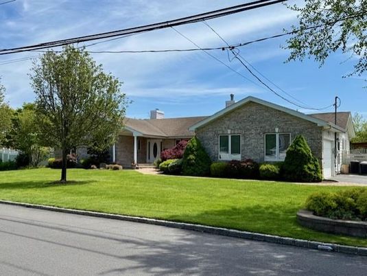 Exterior, Facade, Brick Facade, Ranch