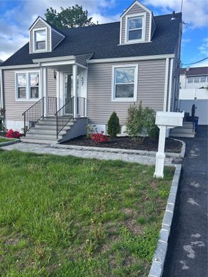 Exterior, Facade, Cape Cod